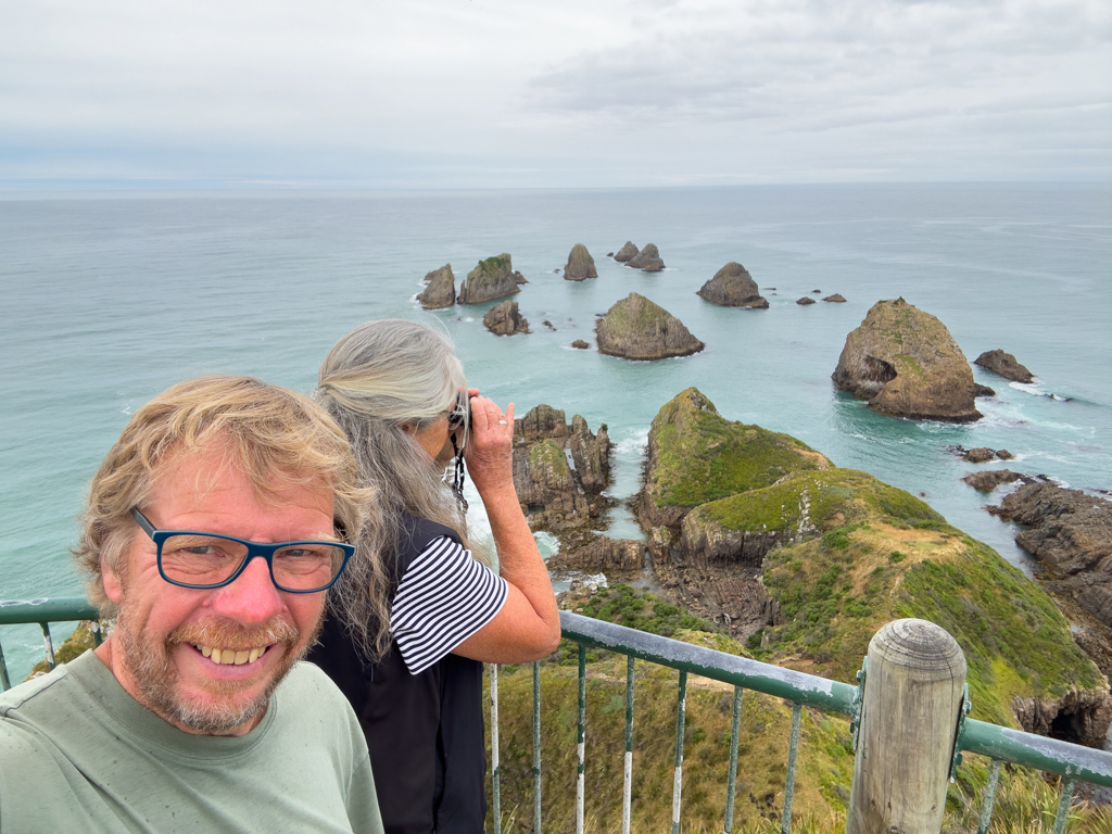 Selfie: JoMa am Lighthouse am Nugget Point mit Blick aufs offene Meer