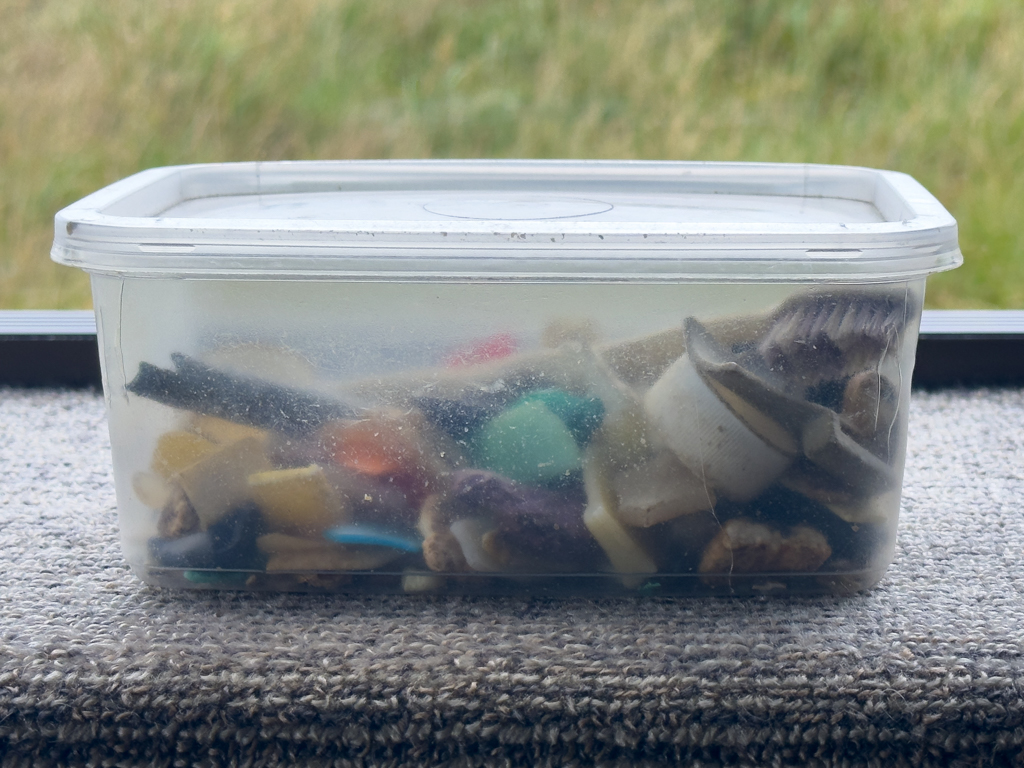 An diesem Plastikmüll inkl. Zahnbürste sind Albatrosse verstorben