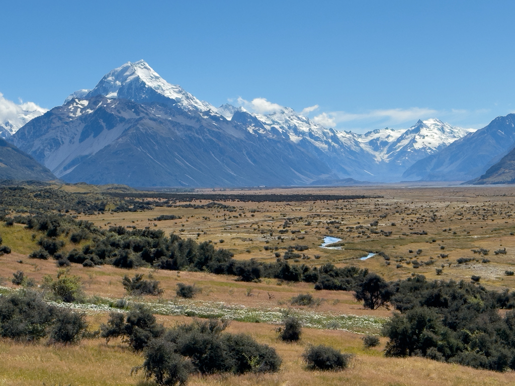 Eindrucksvolles Bergpanorama mit Tasman River im Mt. Cook Nationalpark