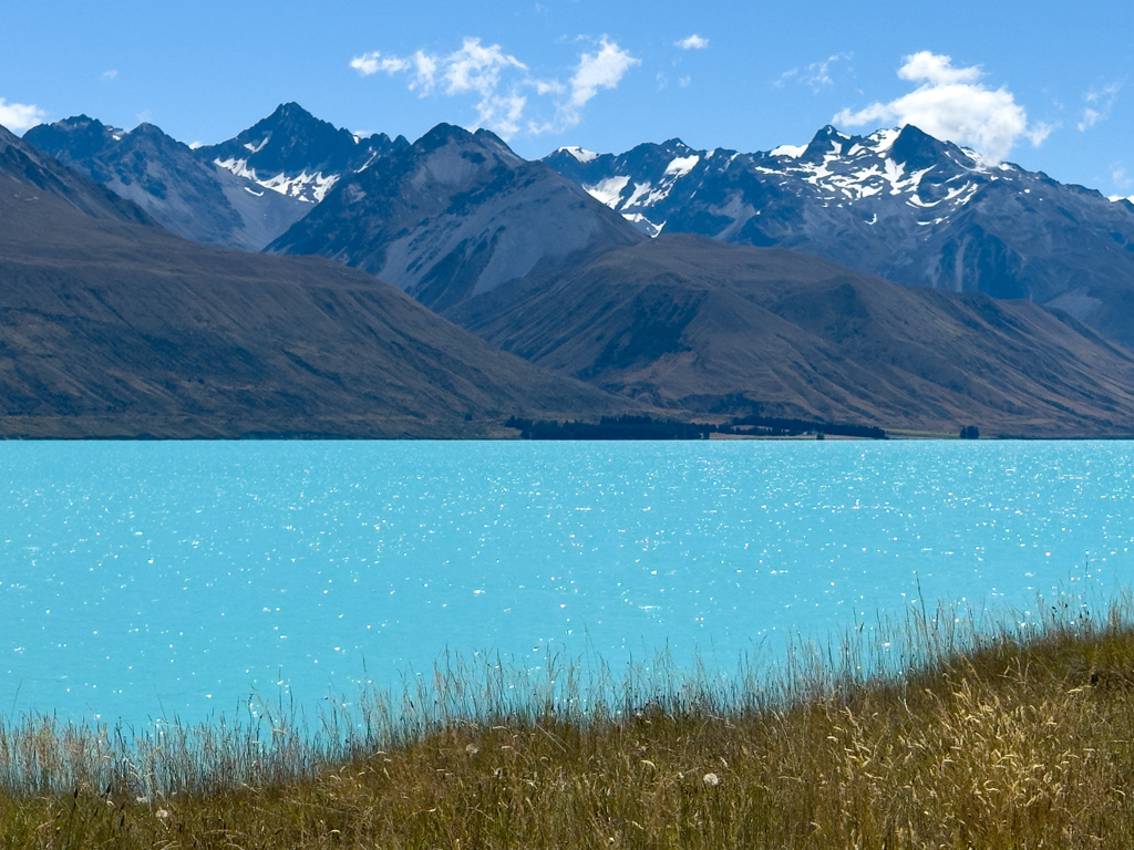 Eindrucksvolle Schneeberge um den türkisfarbenen Lake Pukaki herum
