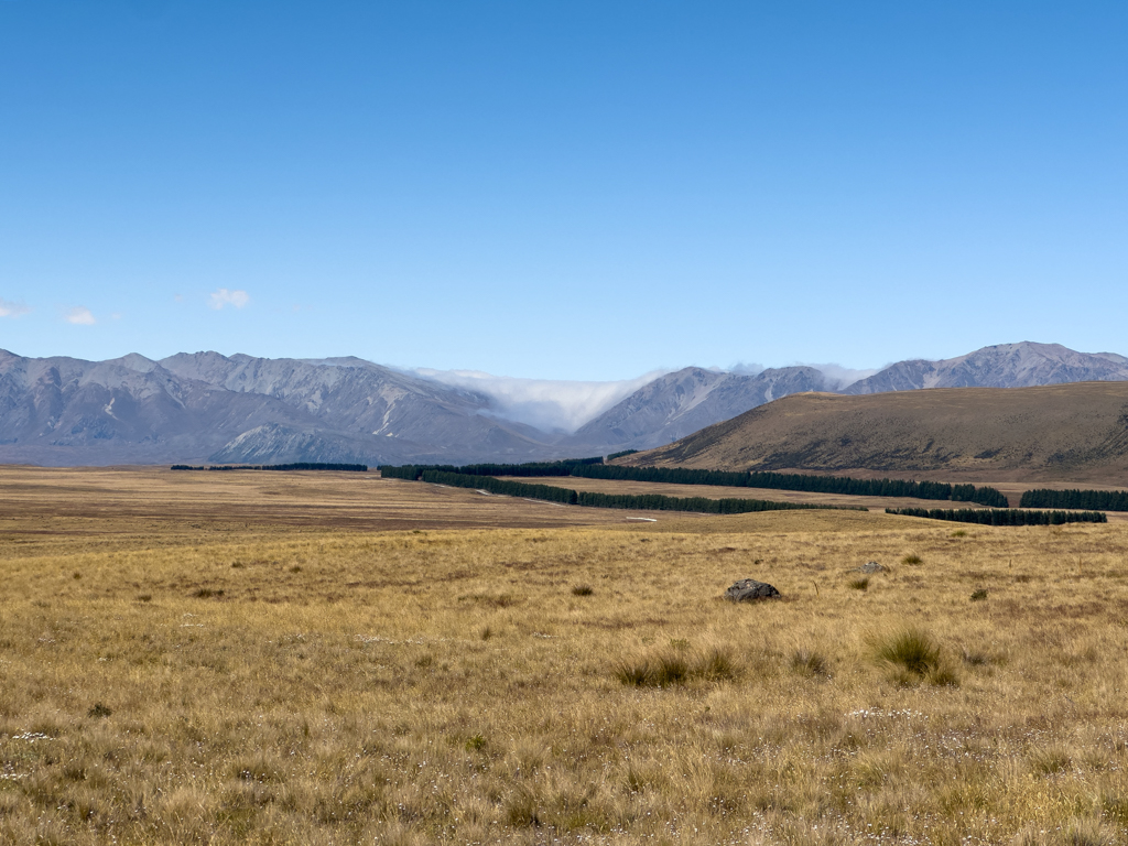Eine Wolkenwalze rollt in dieses Tal am Lake Pukaki herein