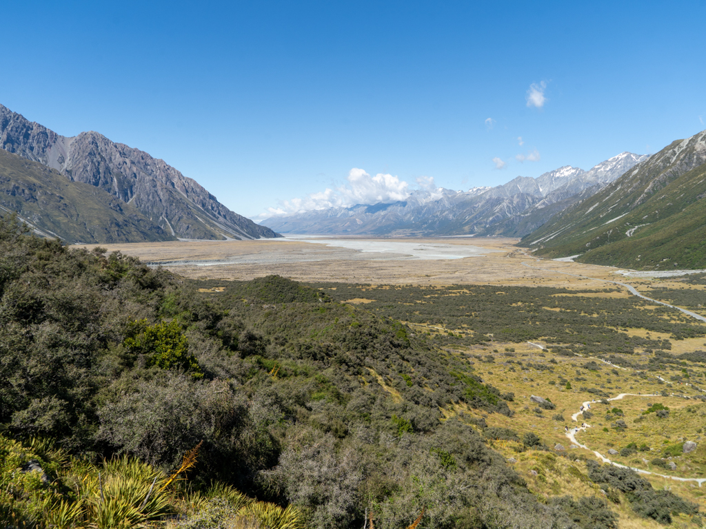 Blick auf das Tal zum Lake Pukaki mit Zufluss Tasman River