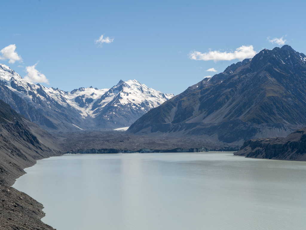 Panorama: Eindrucksvolles Berg- und Gletscher(see)panorama am Tasman Lake im Mt. Cook N.P.