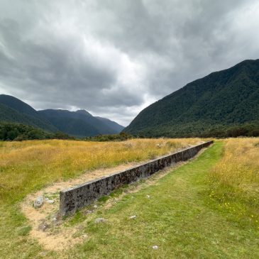 Betonmäuerchen auf dem Lewis Pass – was soll das?