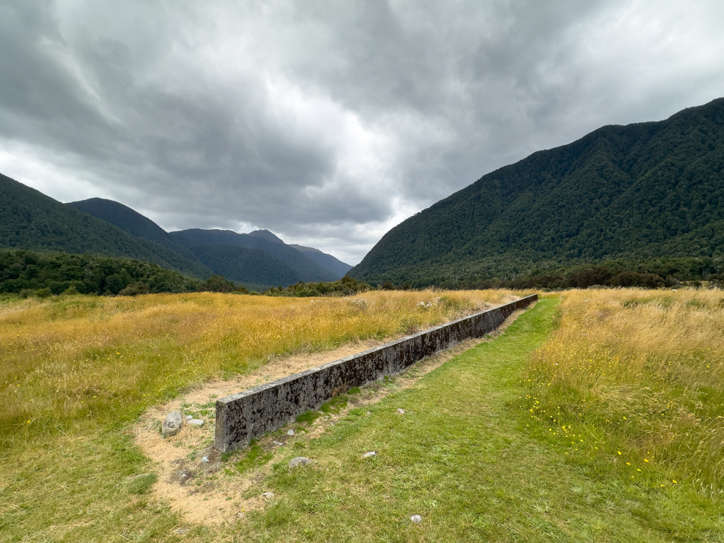 Unscheinbar und doch von wichtiger Erkenntnis: Die Betonmauer zur Alpine Fault Line