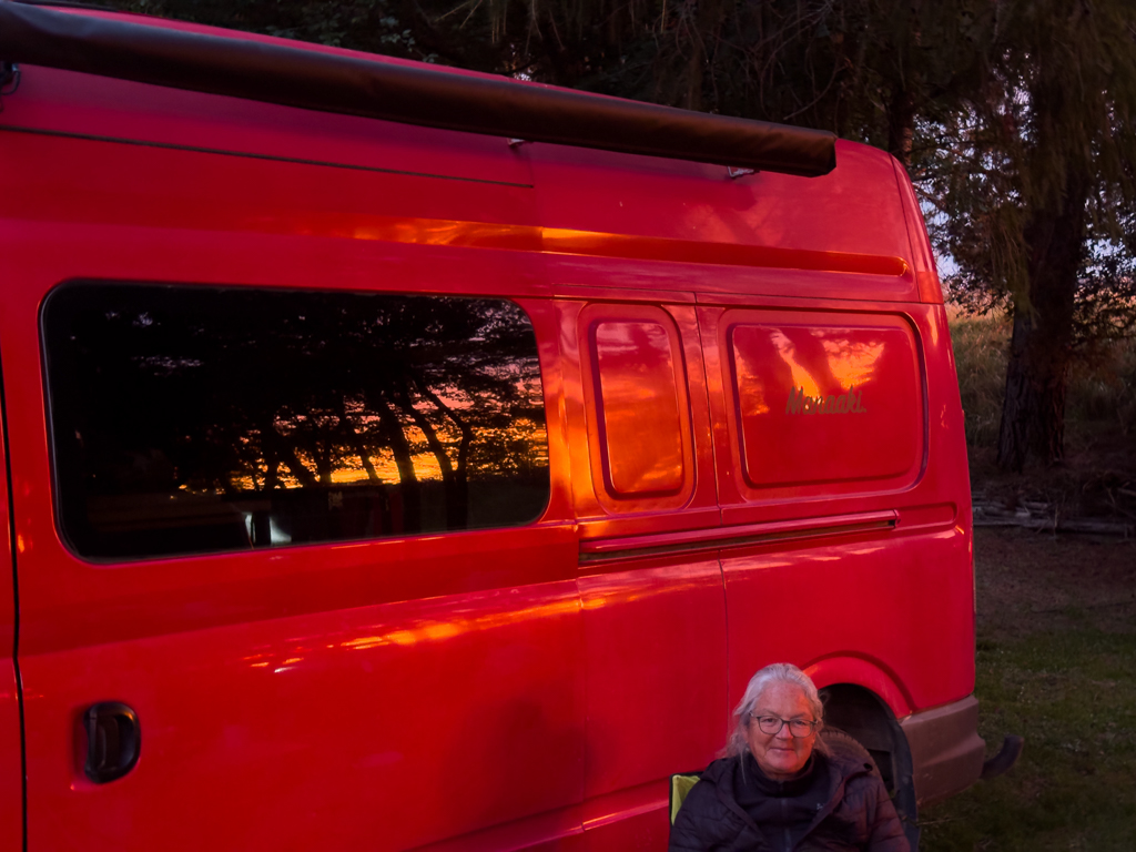 Der Sonnenuntergang spiegelt sich in Manaaki