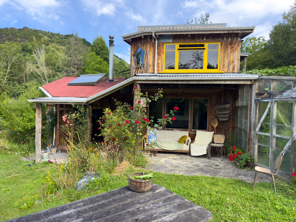 Lanis selbst entworfenes und selbstgebautes Haus in Ngatimoti - vorne auf dem Tisch unser kleiner Gemüsekorb