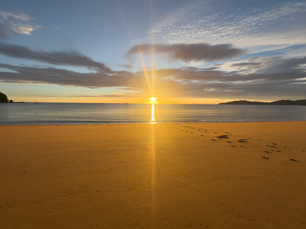 Sonnenaufgang über der Totaranui Beach