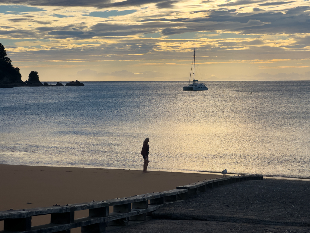 Mit Ma am Morgen in der Totaranui Beach unterwegs