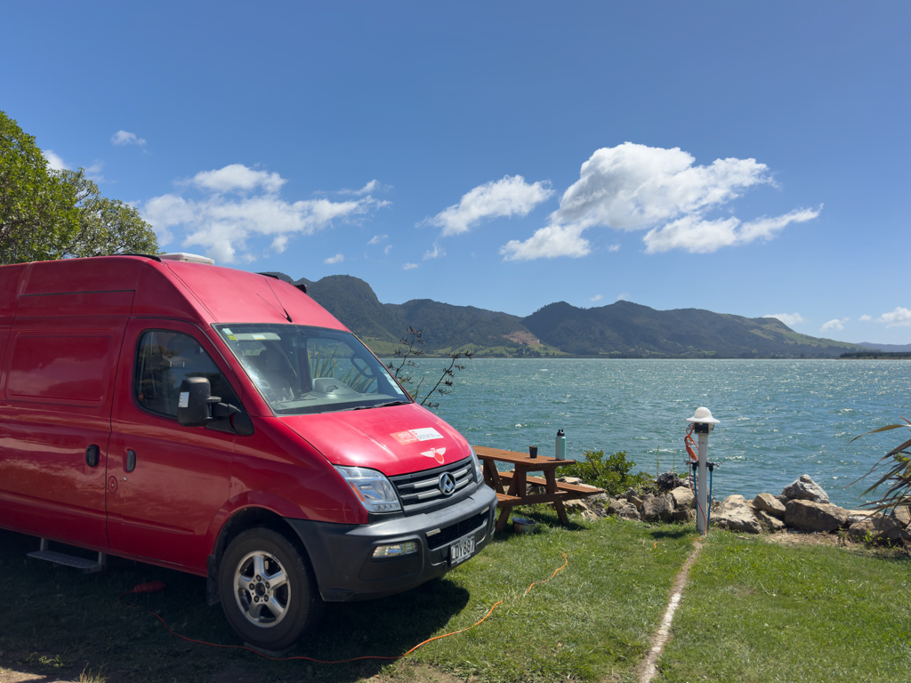 So sieht unser Stellplatz in Collingwood bei Flut und Sonnenlicht aus