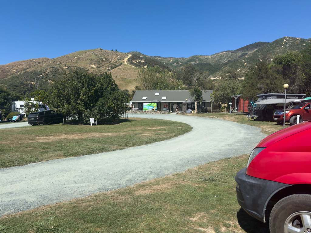 Blick auf die kahle Hügellandschaft hinter dem Campground