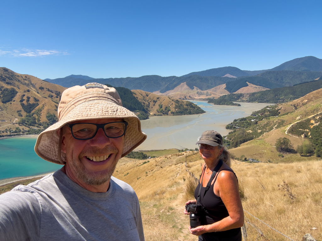 Selfie: JoMa unterwegs zum Lookout der Cable Bay; Jo mit neuem/altem Hut