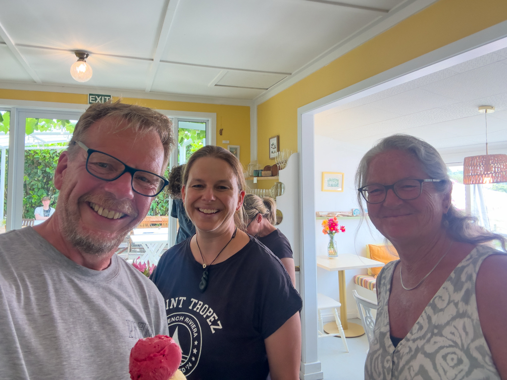 Selfie: JoMa mit Annette vom Cable Bay Café