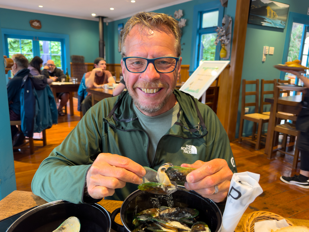 Jo geniesst sichtlich seine Greenlip Muscheln im Mussel Pott Restaurant