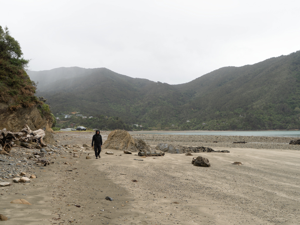 Mit Jo auf einem Spaziergang in der Ōkiwi Bay bei Ebbe