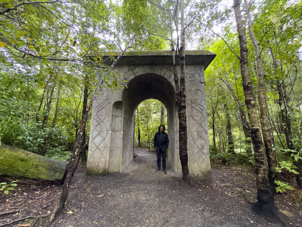 Jo posiert in Rivendell, wo die Elben leben....