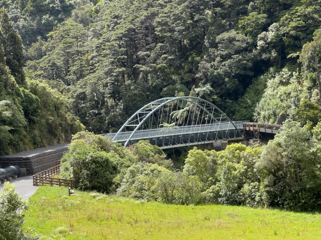 Die Bogenbrücke über den Pakuratahi River