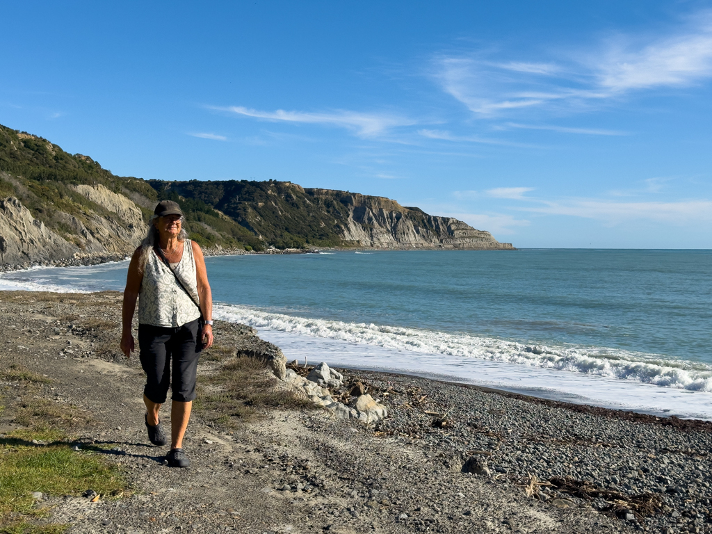 Mit Ma an der Küste der Palliser Bay auf einen Spaziergang unterwegs