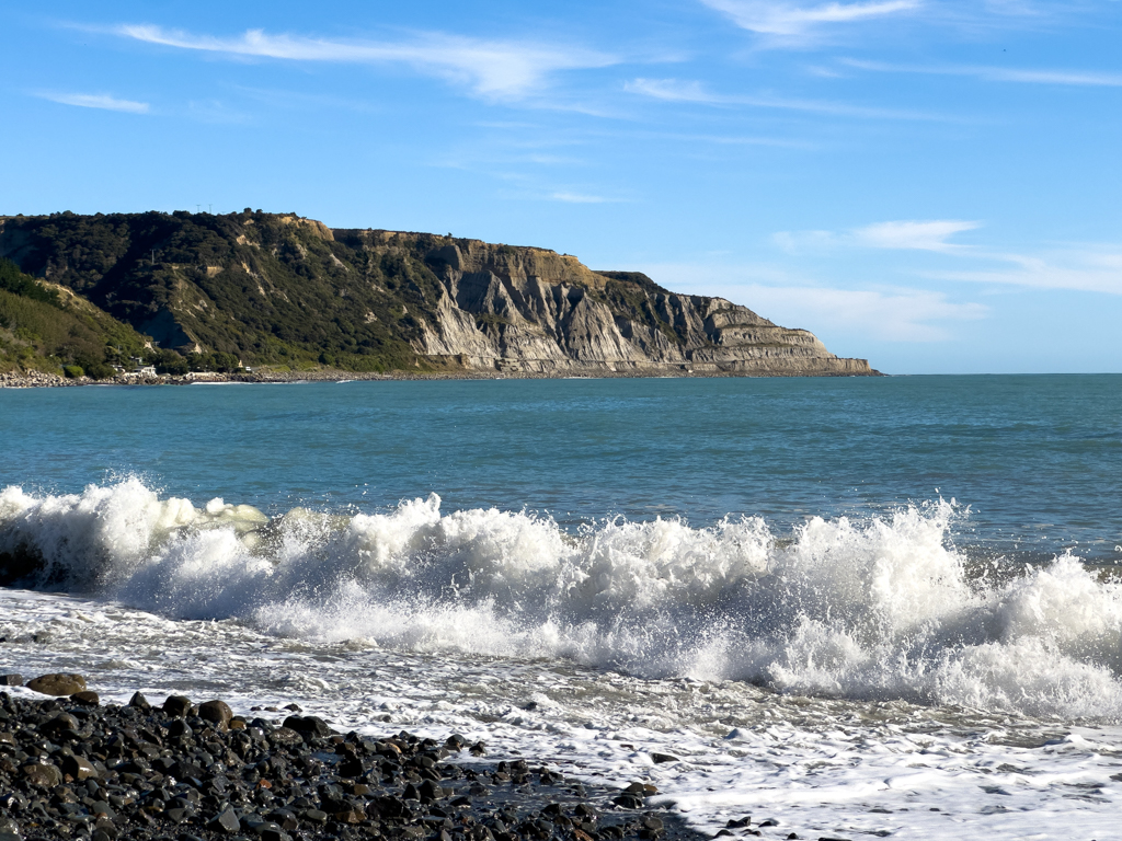 Die Küstenstrasse der Palliser Bay ist zu erahnen