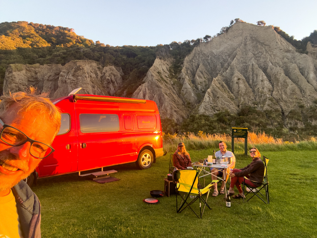 Selfie: JoMa mit den Nachbarn Nina & Clément beim Znacht