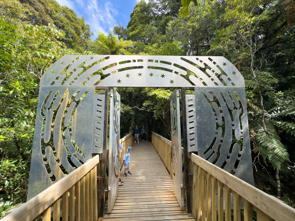 Eingangstor zum kleinen Rundgang zum grossen Tāne Mahuta