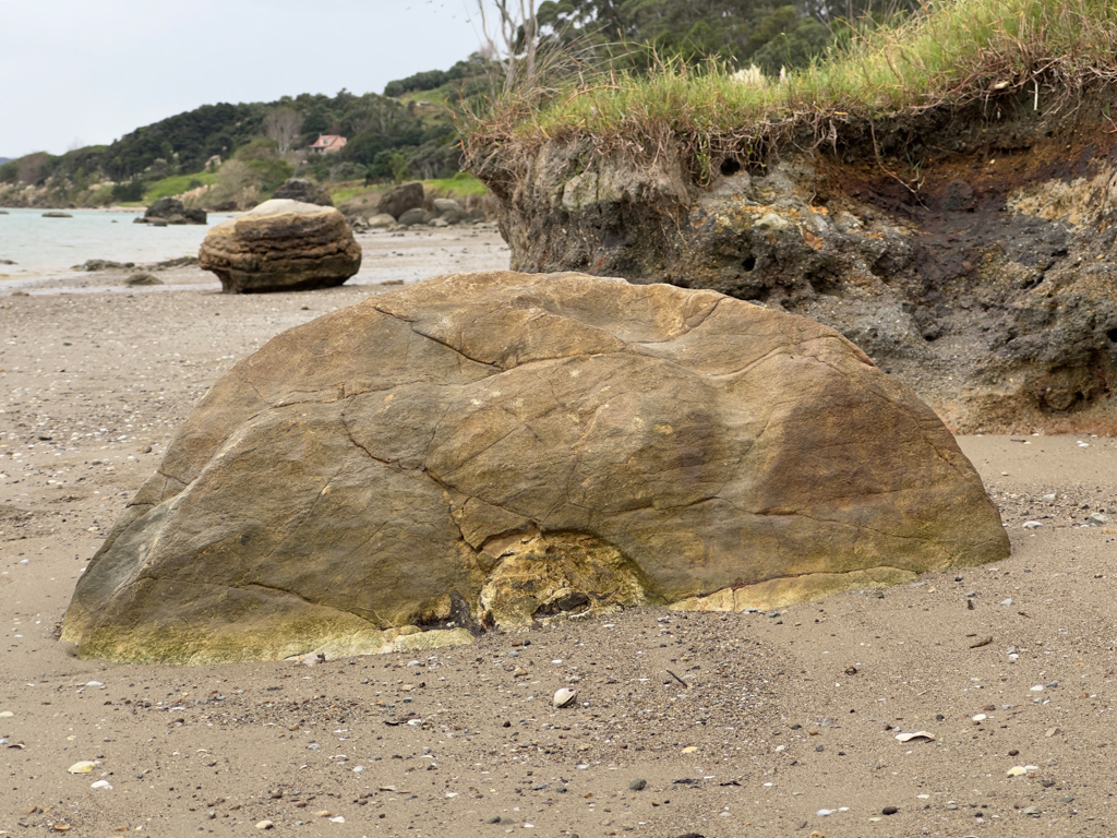 Koutu Boulder, einem Schildkröten Panzer gleich, mit Kern in der Mitte