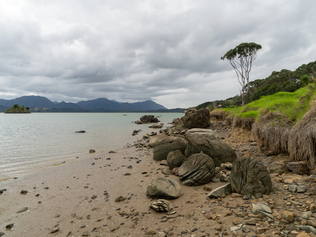 Am kleinen Strand der Koutu Boulders