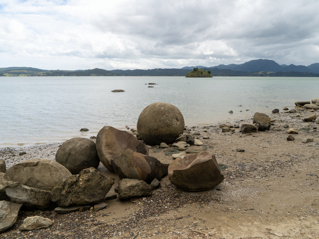 Koutu Boulders
