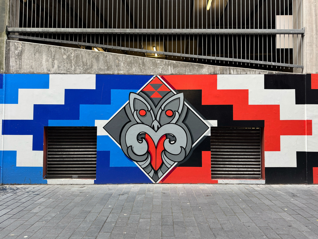 Viele Graffitis im Mix mit Maori-Kunst