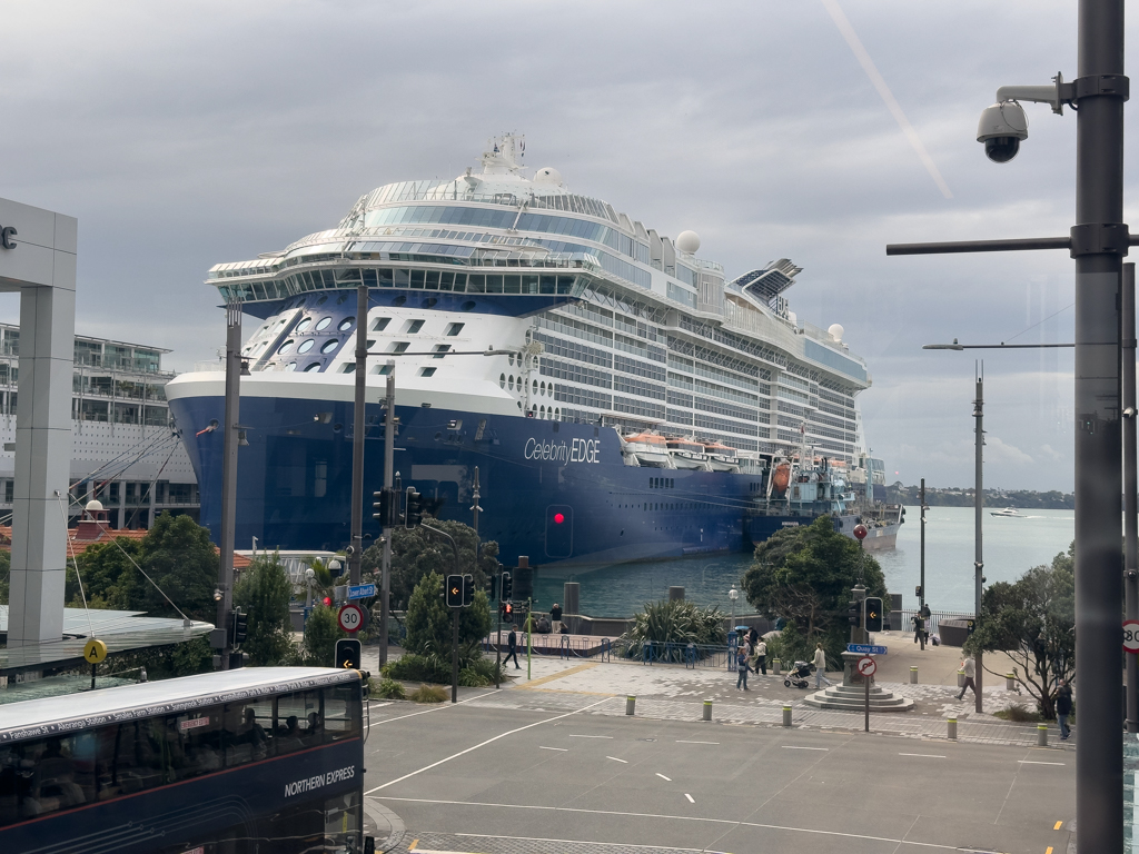 Die 306 m lange Celebrity Edge liegt im Hafen vertäut