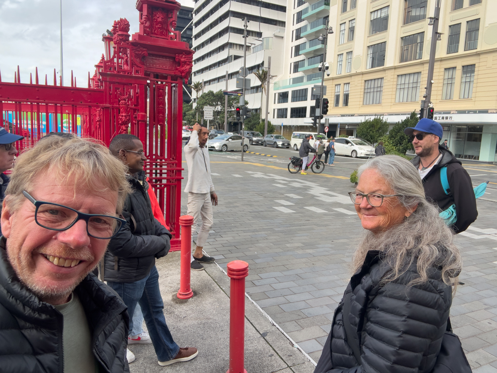 Selfie: Wir sind mit dem Guide Darcy (blaue Kappe) in Auckland unterwegs