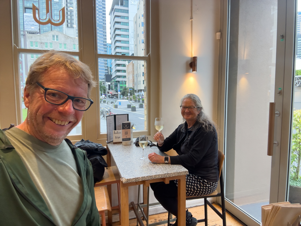 Selfie: JoMa geniessen nach der Tour einen kühlen Weisswein in Aucklands Wynyard Quartier im "The Brit"