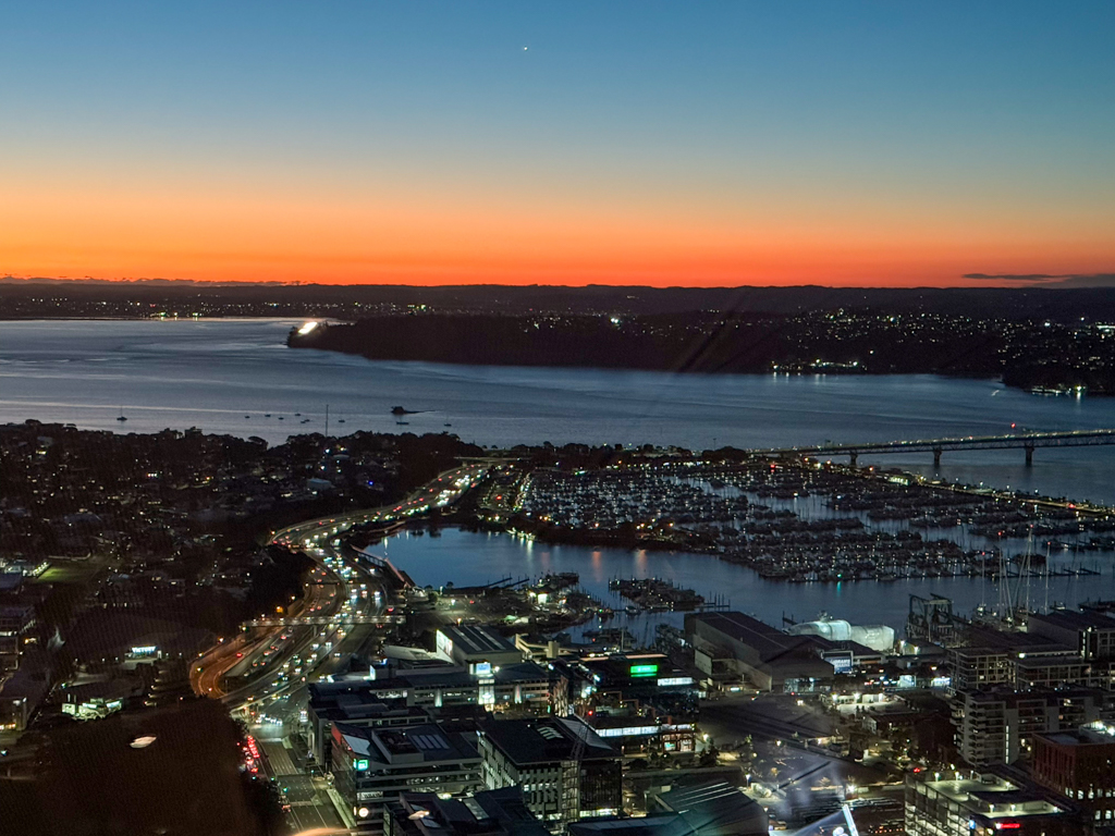 Abendstimmung legt sich über Auckland