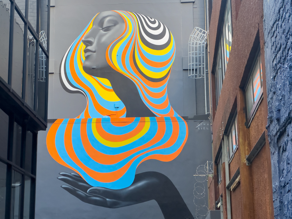 Moderne Street Art in einem Hinterhof