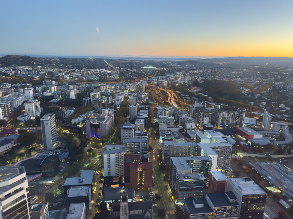 Die Stadt im untergehenden Sonnenlicht