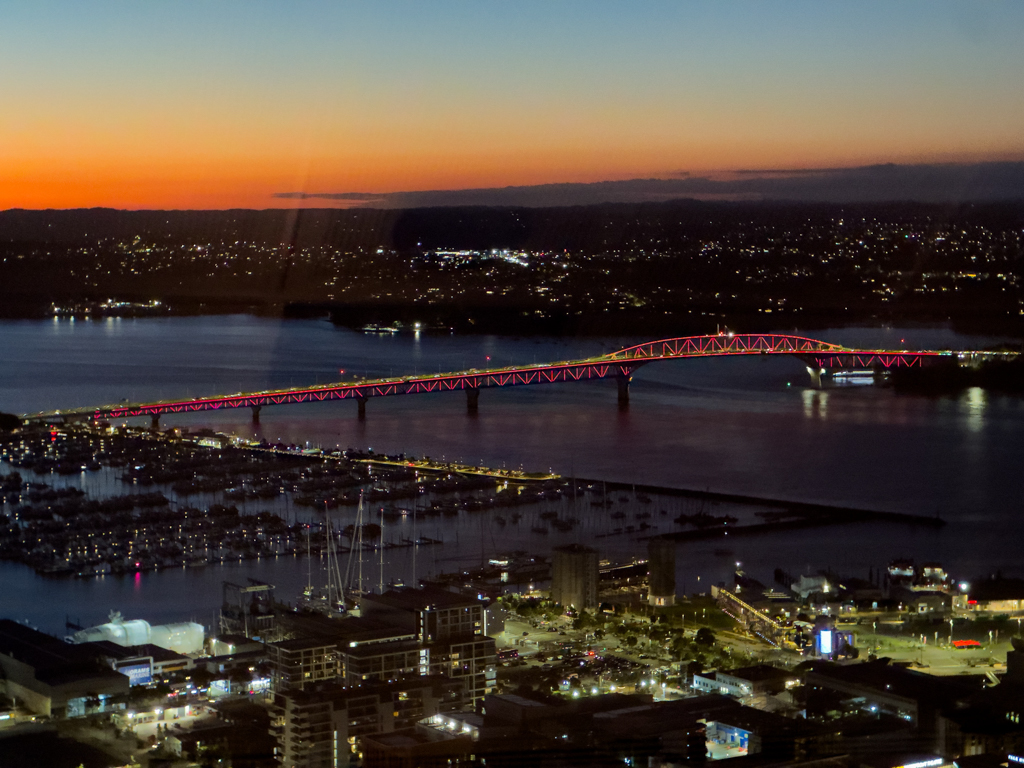 Erleuchtete Harbour Bridge im Abendlicht