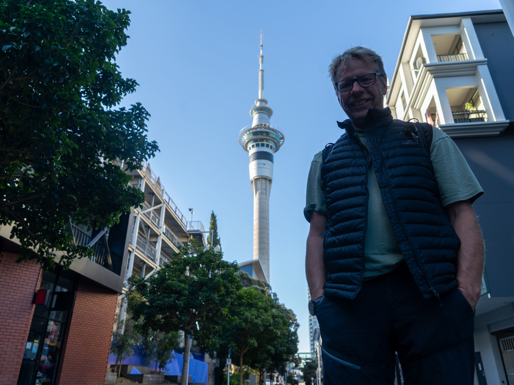Jo mit Sky Tower; Aucklands modernes Wahrzeichen