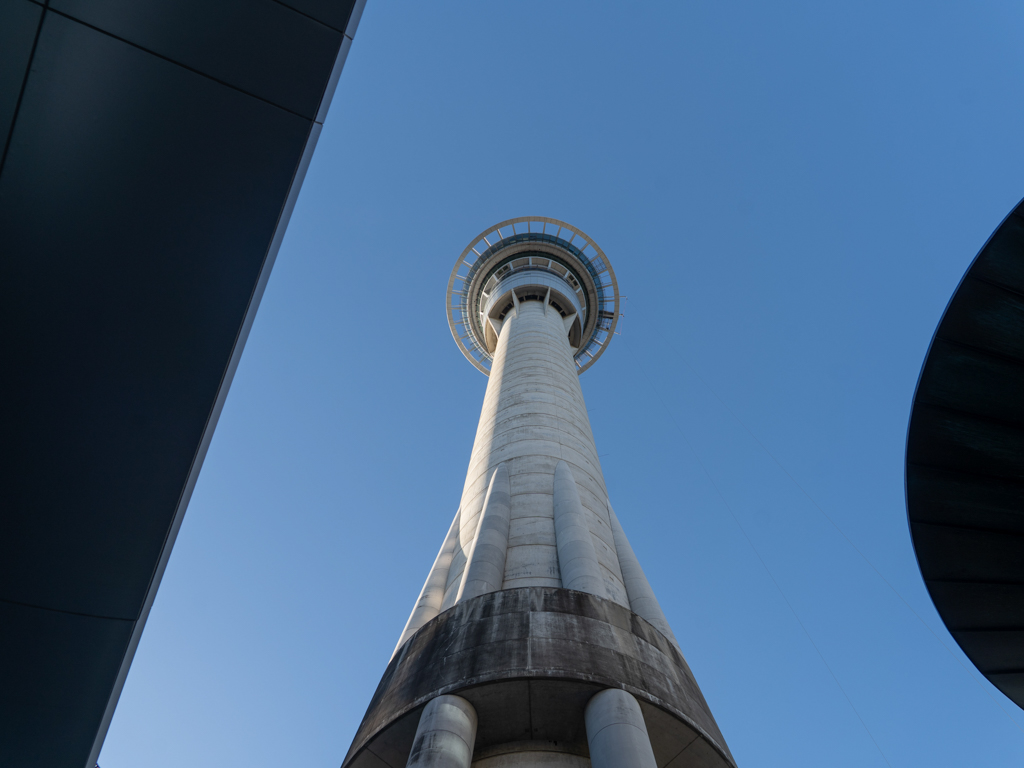 Moderne Architektur mit geraden und geschwungenen Linien am Raketen Turm