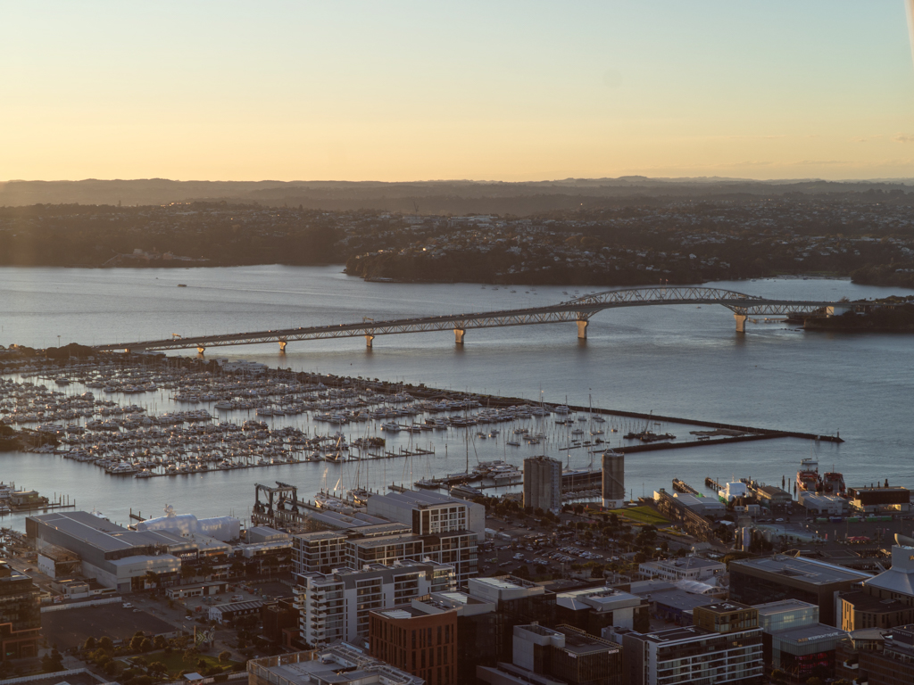 Aucklands Yachthafen mit Harbour Bridge