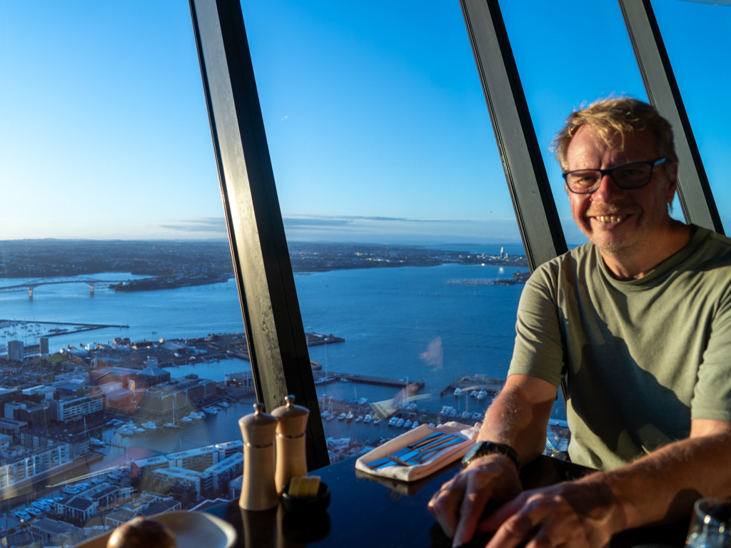 Mit Jo zum Sonnenuntergangs-Dinner auf dem Sky Tower