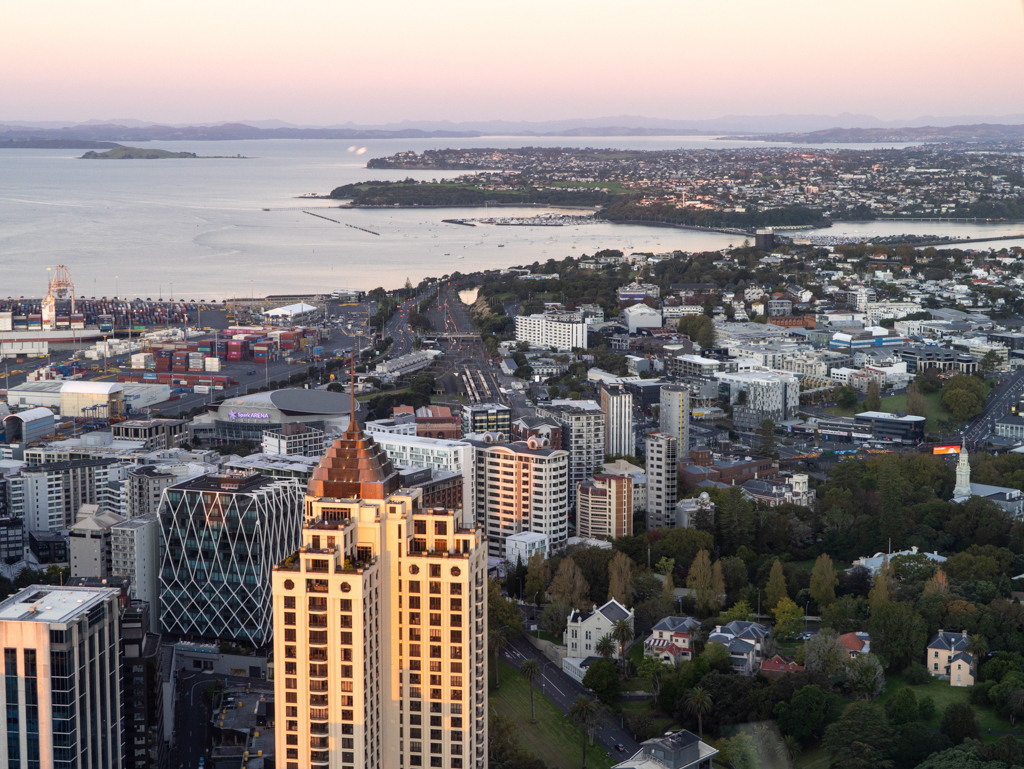 Es ist zu zu erkennen, wie zerklüftet Aucklands Küste ist