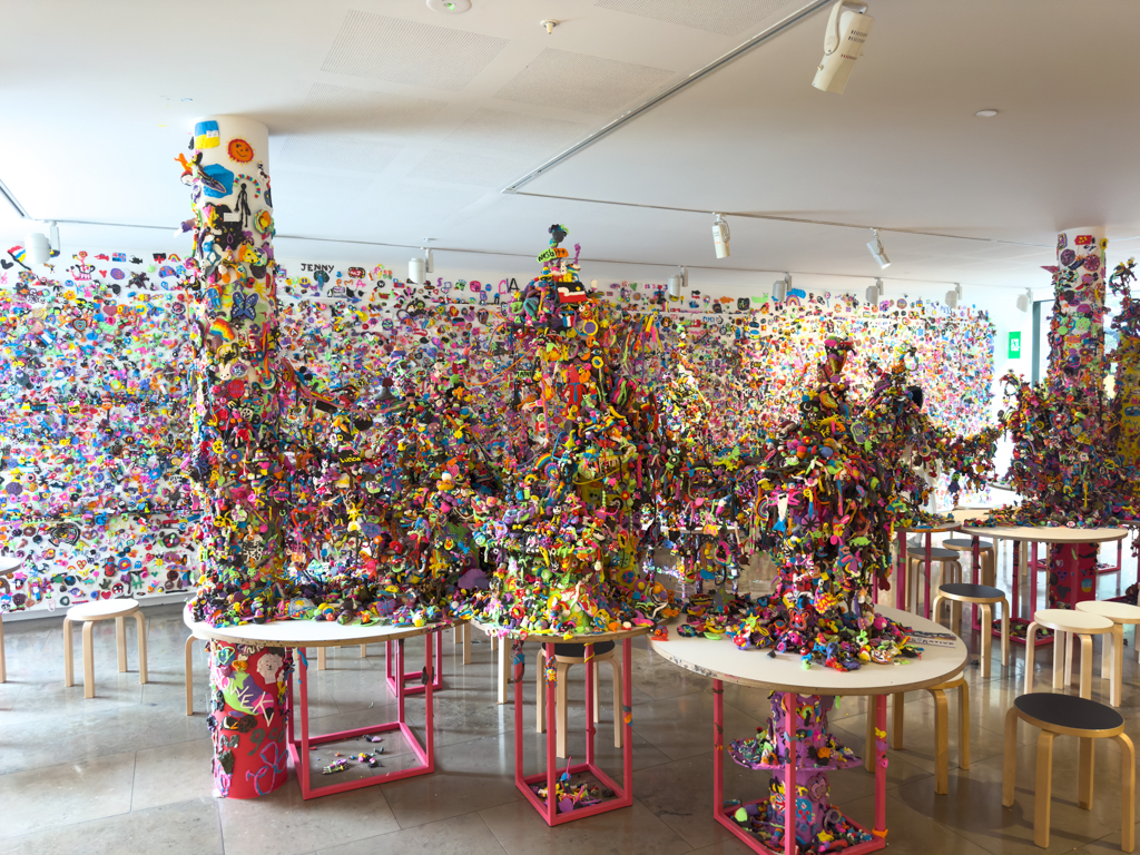 Ein Raum voller fantastisch bunter und einmaliger Kunst