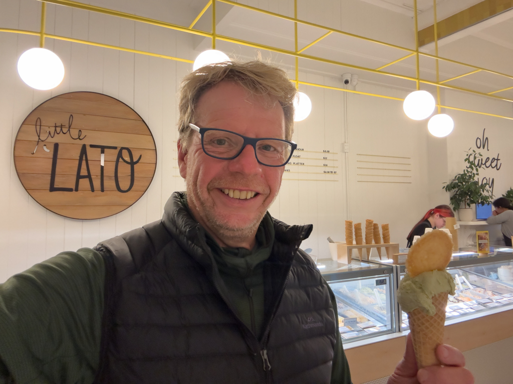 Selfie: Endlich gibts für jo noch ein Glacé. Wobei das prämierte Pistazien Eis etwas gewöhnungsbedürftig schmeckt