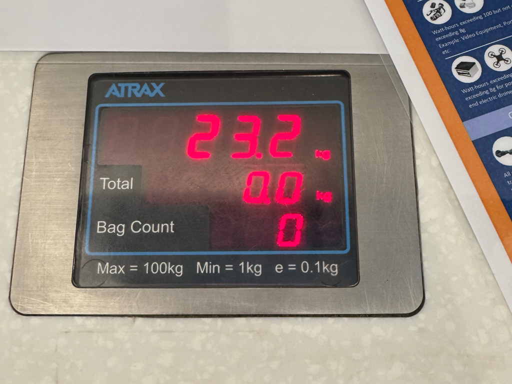Jo's Gepäck ist da 200Gr. drüber. Darf aber trotzdem mit :-)