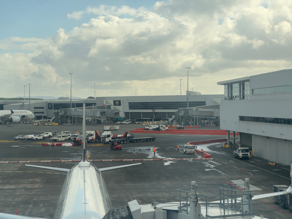 Am Flugi Auckland wartet unser Flieger nach Singapur schon auf uns
