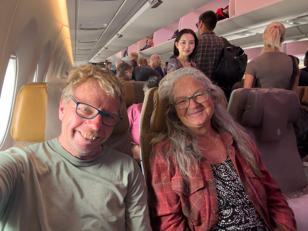 Selfie: JoMa sitzen schon. Es herrscht noch rege Betriebsamkeit im Flieger