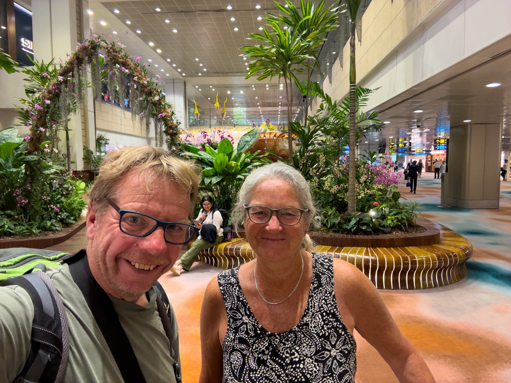 Selfie: JoMa vor einer der vielen kleinen grüne Oasen im Changi Airport
