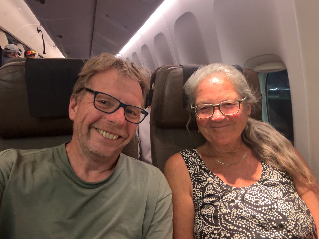 Selfie: JoMa sitzen im Flieger in die Heimat nach Tsüri