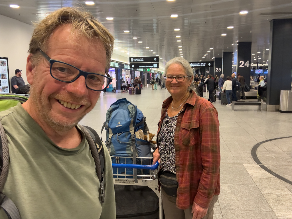 Selfie: JoMaMo sind durch alles durch. Hier schon mit Gepäck