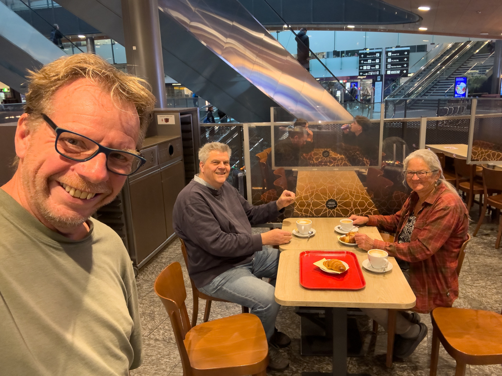 Selfie: Mit Stephan unserem Schwager auf den ersten Zmorge Kafi noch im Flughafen
